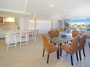 Dining - Portsea Unit 5 - 2 BDRM apt on Riverfront (Mooloolaba)