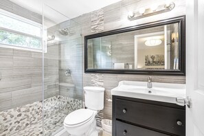 Shower, hair dryer, towels, soap - SOFI Cozy Luxury- walk to the beach! (Miami Beach)