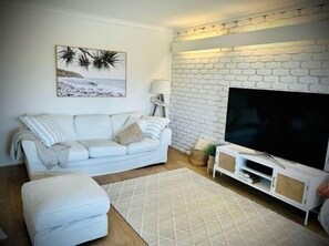 TV, offices - Barooga 1 Canal Front Mooloolaba (Mooloolaba)