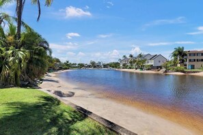 Un quartier résidentiel doté d’une piscine, de maisons et de palmiers.