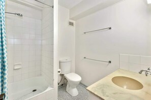 Ein Badezimmer mit Badewanne, Toilette und Waschbecken.