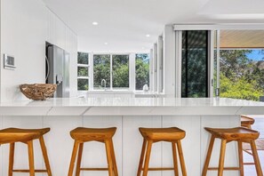 Fridge, microwave, oven, stovetop - BEACH01- Mooloolaba Beachfront with Private Pool (Mooloolaba)