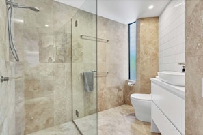 Shower, towels - BEACH01- Mooloolaba Beachfront with Private Pool (Mooloolaba)