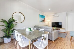 Dining - MARJ12- Stylish and Spacious Duplex (Mooloolaba)