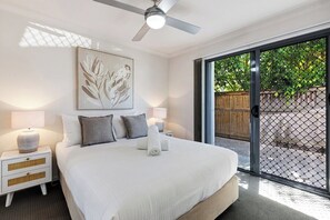 3 bedrooms, WiFi, bed sheets - MARJ12- Stylish and Spacious Duplex (Mooloolaba)