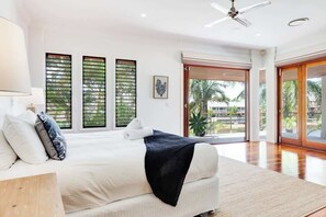 4 bedrooms, WiFi, bed sheets - Luxury Tropical Haven Mooloolaba (Mooloolaba)