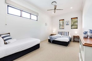 4 bedrooms, WiFi, bed sheets - Luxurious, tropical Haven Mooloolaba (Mooloolaba)