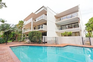 Pool - Lahaina Unit 3 - Beachfront Family Friendly Apt. (Maroochydore)