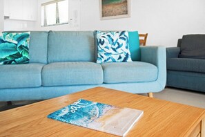 TV - Lahaina 7 Beachfront Mooloolaba Apt (Maroochydore)