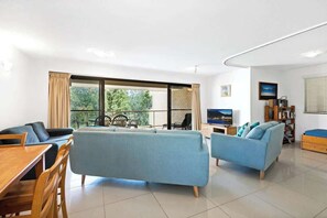 TV - Lahaina 7 Beachfront Mooloolaba Apt (Maroochydore)