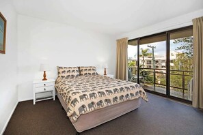 2 bedrooms, bed sheets - Lahaina 7 Beachfront Mooloolaba Apt (Maroochydore)