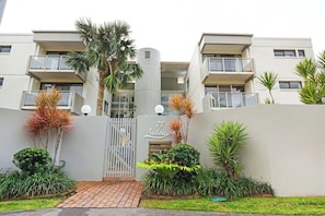 Exterior - Lahaina 7 Beachfront Mooloolaba Apt (Maroochydore)