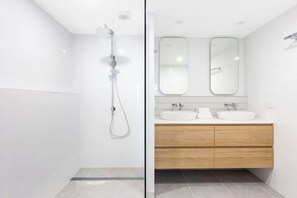 Shower, towels - Riverdance 07 Riverfront Apt (Mooloolaba)