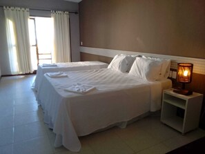 Cortinas blackout, tabla de planchar con plancha y wifi gratis 