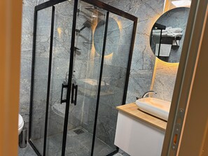 Familien-Dreibettzimmer | Badezimmer | Kostenlose Toilettenartikel, Haartrockner, Hausschuhe