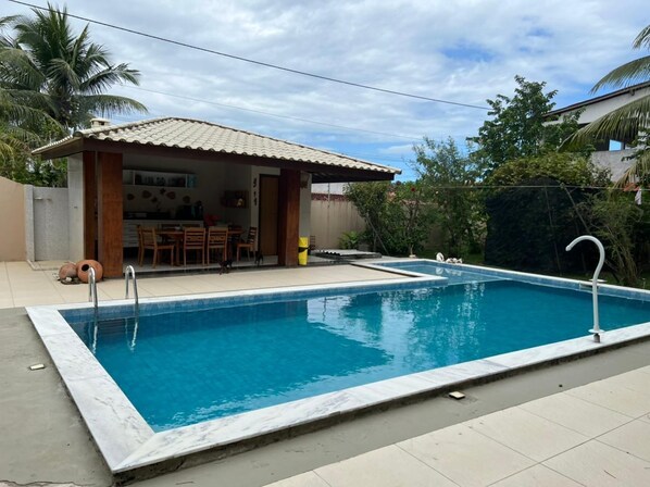 Indoor pool, sun loungers - Casa na Ilha - 100 metros da Praia (Vera Cruz)