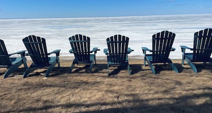 Condo w/ water access. Short drive to Green Bay and Sturgeon Bay/Door County
