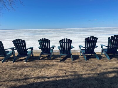 Condo w/ water access. Short drive to Green Bay and Sturgeon Bay/Door County