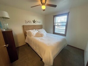 2 bedrooms, iron/ironing board, free WiFi, bed sheets - Condo w/ water access. Short drive to Green Bay and Sturgeon Bay/Door County (Luxemburg)