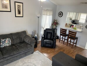 Älytelevisio, takka, kirjoja