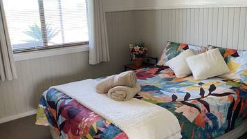 4 bedrooms, iron/ironing board, bed sheets