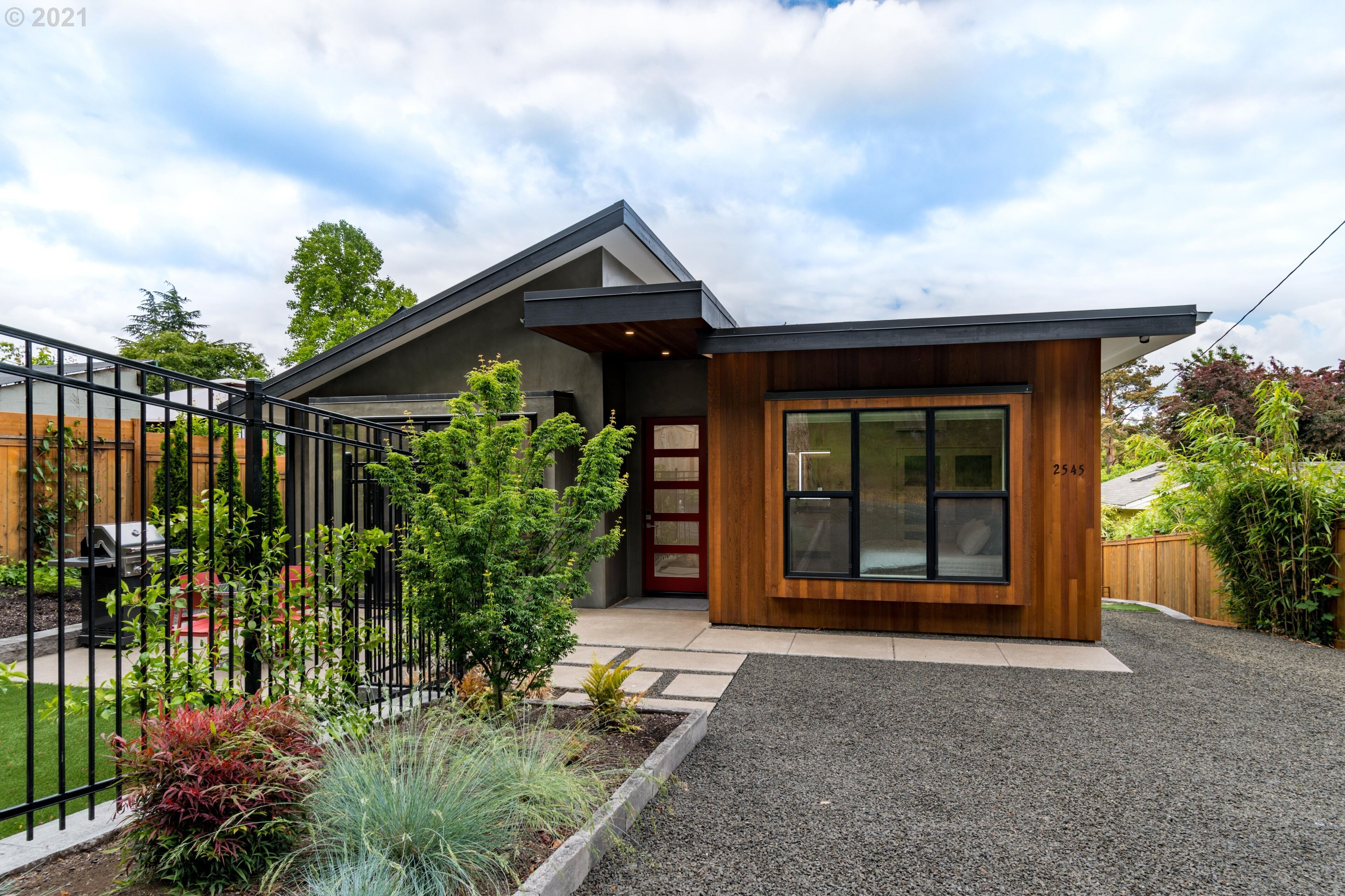 "Little Wing" - modern & stylish ideal UO location