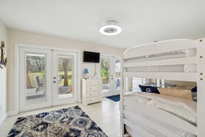 4 soverom, skrivebord, strykejern/-brett og reiseseng for barn