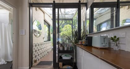 The Anchorage - 300m from South Freo Dog Beach. Pet-friendly!