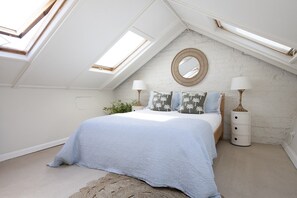 2 soverom, skrivebord, strykejern/-brett og wi-fi