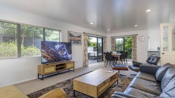 Smart TV, ping pong, stereo