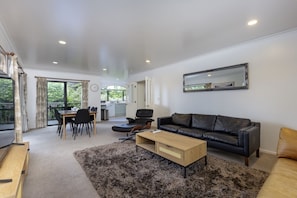 Smart-tv, een tafeltennistafel en een stereo