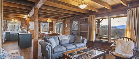 テレビ、暖炉、DVD プレーヤー、書庫