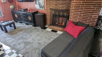 Smart TV, fireplace