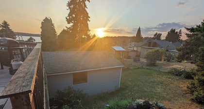 Private, free parking and laundry. Centrally located to everything
The Roadhouse