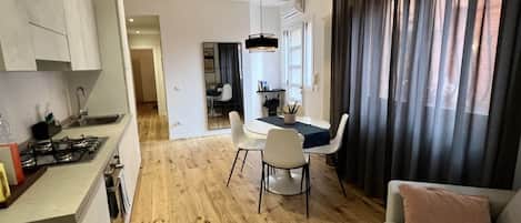 Réfrigérateur, un four, surface de cuisson, grille-pain