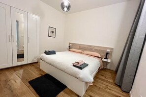 1 bedroom, in-room safe, iron/ironing board - GuestHost - Roomy apartment of 50 sqm located on the ground floor (steps to access), can accommodate up to 4 people.The accommodation is located near the city center of Mantua, in just 15 minutes walk you can reach all the main attractions and the area i (Mantova)
