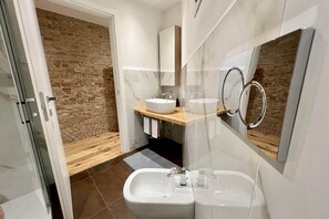 Shower, hair dryer, bidet - GuestHost - Roomy apartment of 50 sqm located on the ground floor (steps to access), can accommodate up to 4 people.The accommodation is located near the city center of Mantua, in just 15 minutes walk you can reach all the main attractions and the area i (Mantova)
