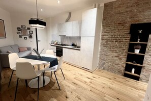 Dining - GuestHost - Roomy apartment of 50 sqm located on the ground floor (steps to access), can accommodate up to 4 people.The accommodation is located near the city center of Mantua, in just 15 minutes walk you can reach all the main attractions and the area i (Mantova)