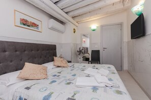1 bedroom, Internet - GuestHost - Historic 45 sqm apartment located on the ground floor (2 steps), perfect for 4 people.The apartment is located in a Venetian Templar palace from around 1250, just 5 minutes from the spectacular Piazza San Marco.You can discover European and V (Venezia)