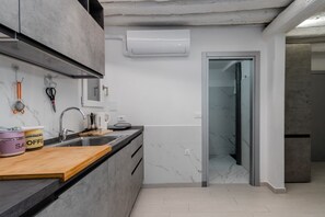 Shower, hair dryer, bidet - GuestHost - Historic 45 sqm apartment located on the ground floor (2 steps), perfect for 4 people.The apartment is located in a Venetian Templar palace from around 1250, just 5 minutes from the spectacular Piazza San Marco.You can discover European and V (Venezia)