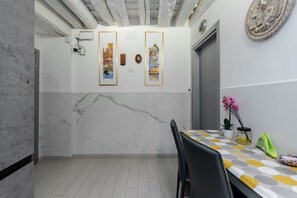 Dining - GuestHost - Historic 45 sqm apartment located on the ground floor (2 steps), perfect for 4 people.The apartment is located in a Venetian Templar palace from around 1250, just 5 minutes from the spectacular Piazza San Marco.You can discover European and V (Venezia)