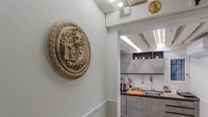 Eine moderne Küche mit grauen Schränken, einem eingebauten Backofen und einem Fenster über der Spüle.