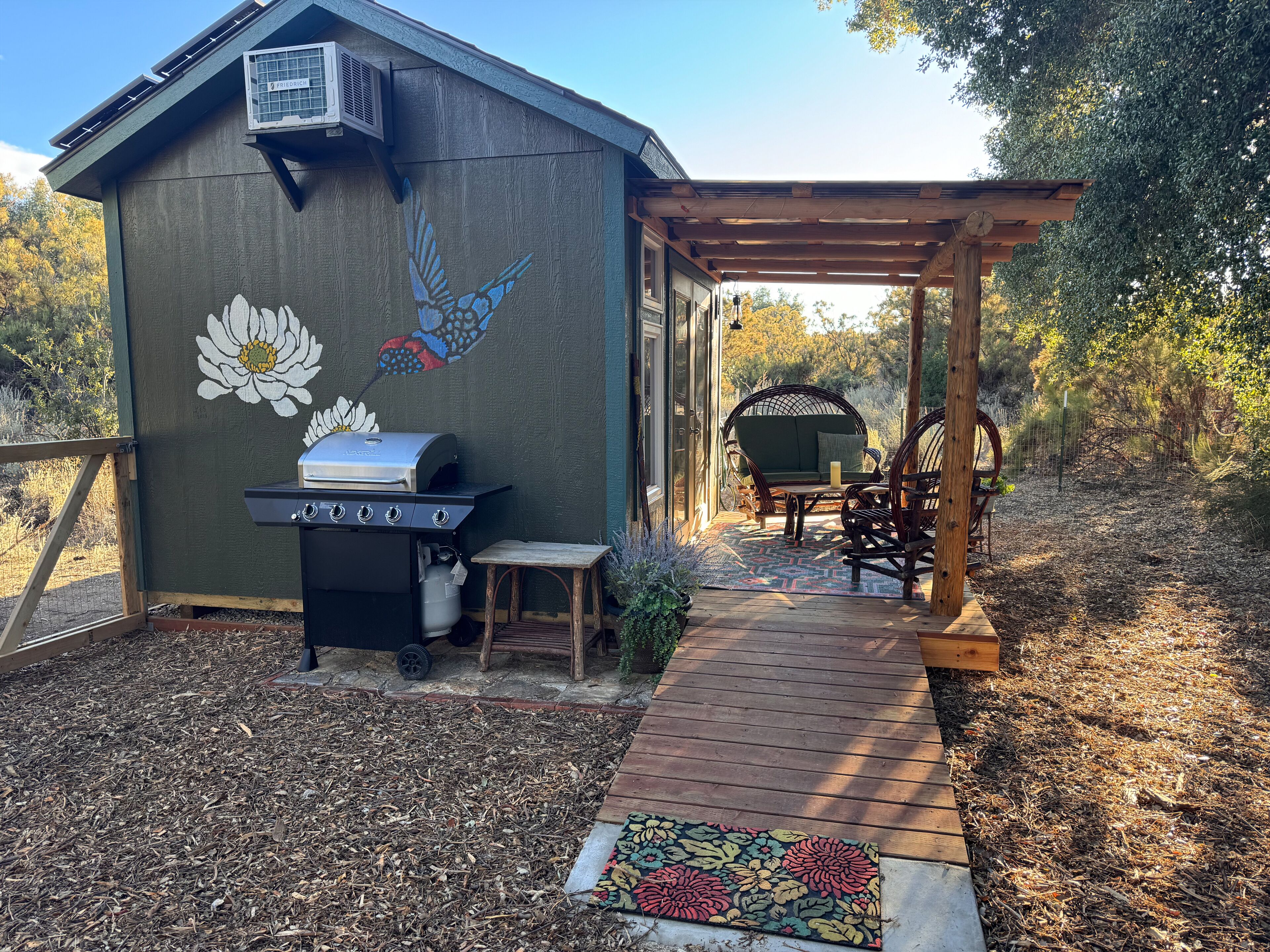 Off Grid Petfriendly sanctuary surrounded by ancient oaks with fenced yard.