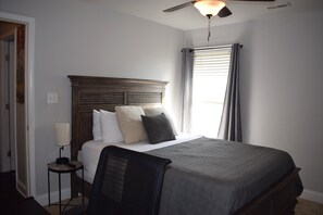 3 bedrooms, desk, iron/ironing board, free WiFi - Geographical Oddity: Close to Everything! <Convenient to Huntsville and Madison> (Huntsville)