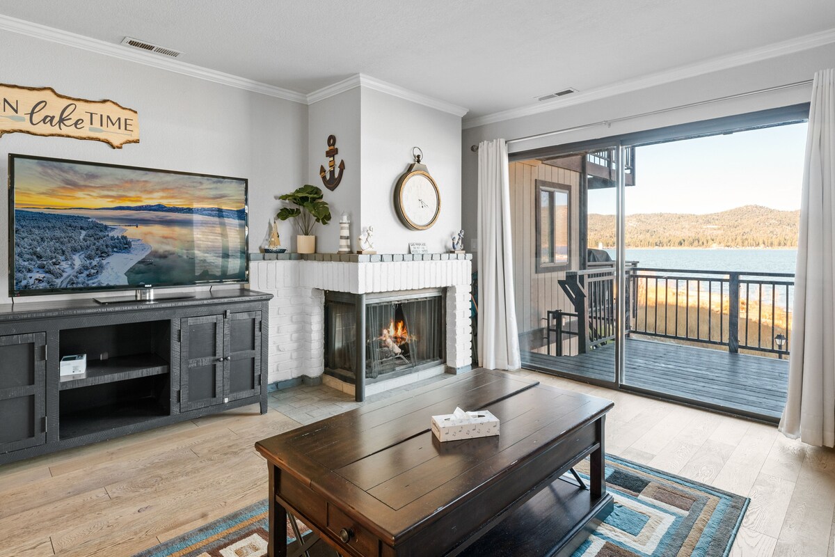 Lakehouse Retreat - Walk to Village, Lake Views, AC, Pool