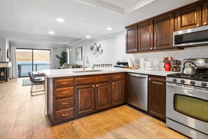 Fridge, microwave, oven, stovetop - Lakehouse Retreat - Walk to Village, Lake Views, AC, Pool (Big Bear Lake)