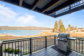 Property grounds - Lakehouse Retreat - Walk to Village, Lake Views, AC, Pool (Big Bear Lake)