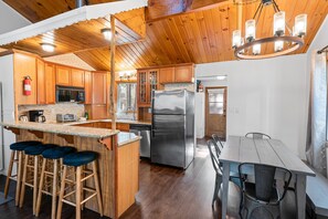 Fridge, microwave, oven, stovetop - Tipsy Grizzly Cabin - Perfect for couples or single family getaways, Foosball, Smart TV, Deck (Big Bear City)