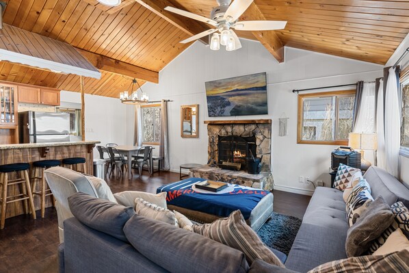 Televisión, chimenea, reproductor de DVD y futbolito 