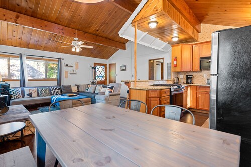 Tipsy Grizzly Cabin - Perfect for couples or single family getaways, Foosball, Smart TV, Deck